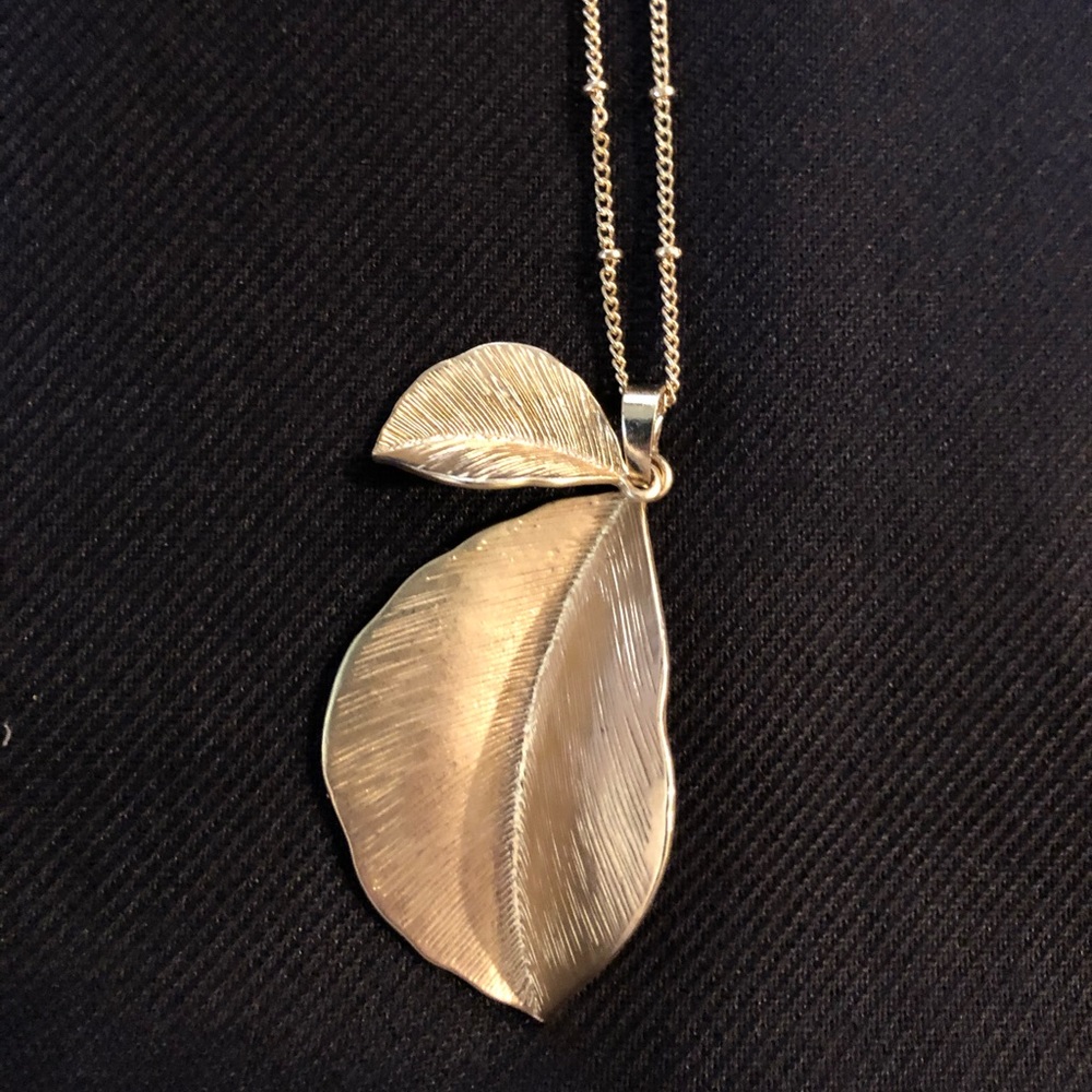 Pendant necklace with 2 leaves